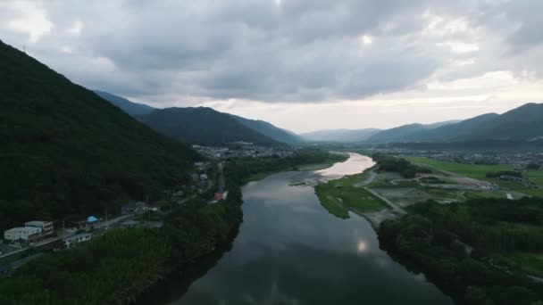 Сходження Над Річкою Сутінках Відкриває Червоний Міст Фоні Гірського Фону — стокове відео