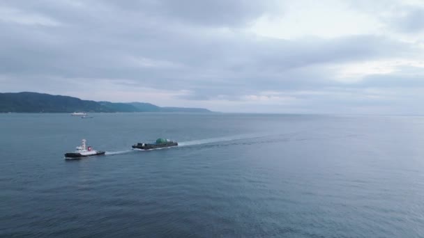 Small Boat Pulls Cargo Barge Coast Dusk High Quality Footage — Stockvideo