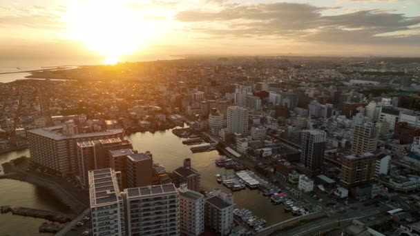 Bright Sunset Tall Waterfront Apartment Buildings Sprawling City High Quality — Vídeo de stock
