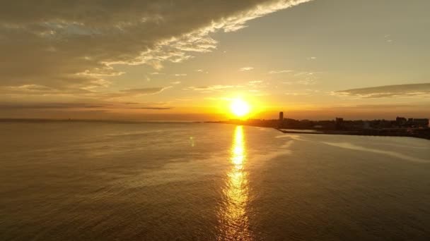 Sunset Glow Reflects Water Coastal City High Quality Footage — Αρχείο Βίντεο