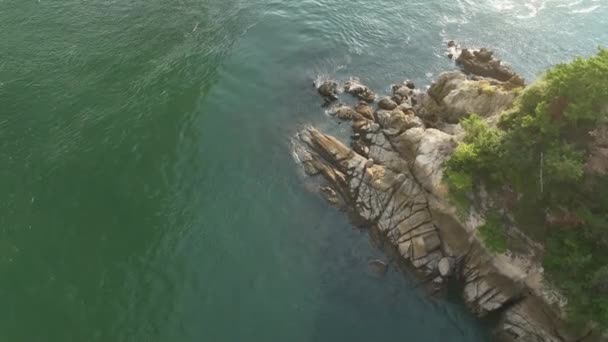 Rocky Outcrop Calm Ocean Waters Late Afternoon Sun High Quality — Stockvideo