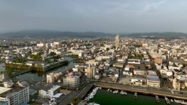 İmabari Kalesi ve şehir merkezi açık bir günde. Yüksek kalite 4k görüntü