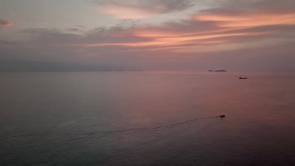 Vista Aérea Pequeño Barco Pesquero Aguas Costeras Navegando Amanecer Imágenes — Vídeos de Stock