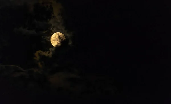 Volle Maan Piekt Rond Wolken Donkere Nacht Hoge Kwaliteit Foto — Stockfoto