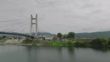 Gün boyunca tek kulelik asma köprünün altında ilerlemek. Yüksek kalite 4k görüntü