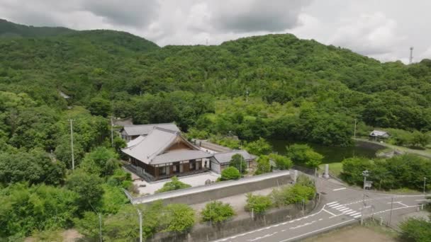 Točí Kolem Tradiční Japonské Budovy Zalesněném Svahu Vysoce Kvalitní Záběry — Stock video