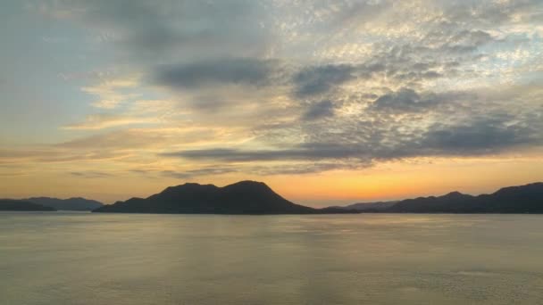 Timelapse Nuvens Movem Sobre Ilha Montanhosa Enquanto Sol Nasce Atrás — Vídeo de Stock