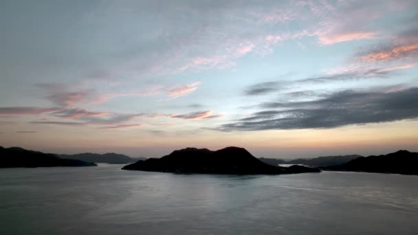 黎明时分 慢慢地在海面上向轮廓分明的岛屿移动 高质量的4K镜头 — 图库视频影像