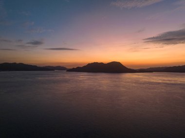 Küçük sahil adasının etrafındaki gökyüzü ve denizin şafak öncesi güzel rengi. Yüksek kalite fotoğraf