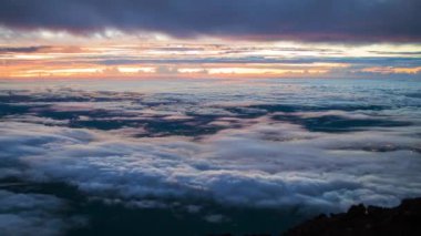 Sabahın erken saatlerinde güneş doğarken yeryüzü üzerinde hareket eden bulutlar. Fuji. Yüksek kalite 4k görüntü