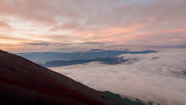 時間経過 雲が山の斜面に突入します 富士山の背後に太陽が沈むと 遠くの街が点灯します 高品質4K映像 — ストック動画
