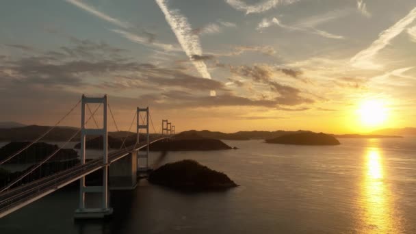 Sol Põe Mar Lado Uma Longa Ponte Suspensa Entre Pequenas — Vídeo de Stock