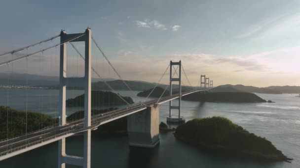 Stigande Över Lätt Trafik Kurushimabron Mellan Små Öar Vid Solnedgången — Stockvideo
