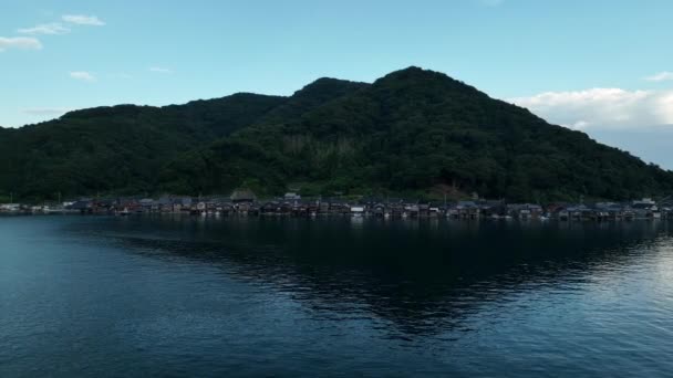 Alacakaranlıkta Kyoto Ine Küçük Bir Balıkçı Köyünün Üzerinde Alçak Kayma — Stok video