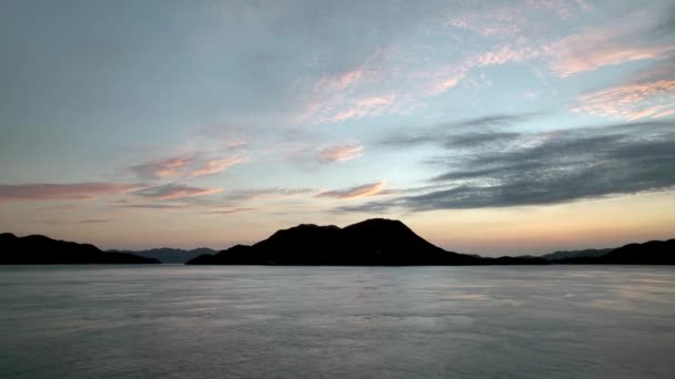 穏やかな海と夜明けにシルエットの海岸の上に低プルバック 高品質4K映像 — ストック動画