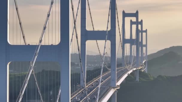日没時に長いつり橋の上に光のトラフィック 高品質4K映像 — ストック動画
