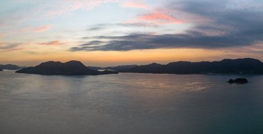 Şafaktan önce kıyı manzarasının panoramik görüntüsü. Yüksek kalite fotoğraf