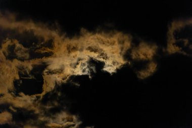 Dolunay gece gökyüzünde kara bulutları aydınlatır. Yüksek kalite fotoğraf