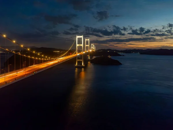 Lichter Einer Langen Hängebrücke Zwischen Kleinen Inseln Der Nacht Hochwertiges — Stockfoto