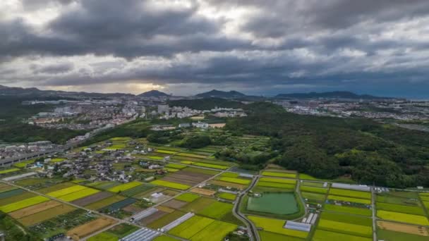 Hyperlapse Sonnenstrahlen Brechen Durch Sich Schnell Bewegende Gewitterwolken Über Reisfeldern — Stockvideo