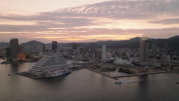 Pequeño Barco Sale Del Puerto Ciudad Con Resplandor Del Atardecer — Vídeos de Stock