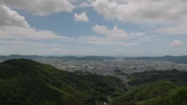 Shikoku adasındaki Kochi şehrinin kıyısındaki dağ eteklerinin havadan görünüşü. Yüksek kalite 4k görüntü