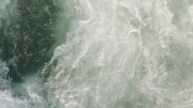 Güçlü akıntıda akan beyaz suyun genel görünümü. Yüksek kalite 4k görüntü