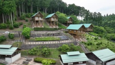 Boş kamp alanındaki yüksek ahşap bungalolara yavaş ilerleyin. Yüksek kalite 4k görüntü