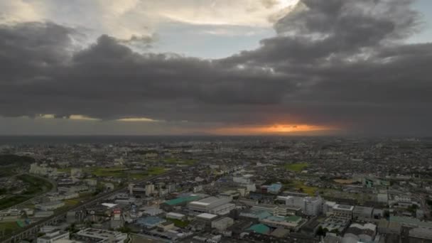 Hyperlapse Zachód Słońca Jak Światła Przychodzą Rozległym Mieście Przez Tory — Wideo stockowe