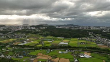 Güneş ışınları kırsal bölgelerdeki kara fırtına bulutlarını delip geçiyor. Yüksek kalite 4k görüntü