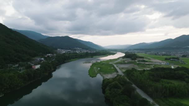 Ποταμός Καμπύλες Μέσα Από Αγροτικό Τοπίο Μεταξύ Των Βουνών Σούρουπο — Αρχείο Βίντεο