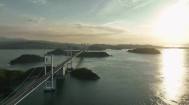 Seto İç Denizi 'ndeki küçük adalar üzerindeki uzun asma köprü üzerinde geri çekiliyoruz. Yüksek kalite 4k görüntü