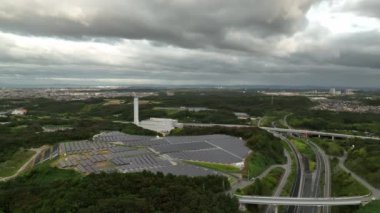 Kara fırtına bulutları küçük güneş çiftliğinin üzerindeki güneşi engelliyor. Yüksek kalite 4k görüntü