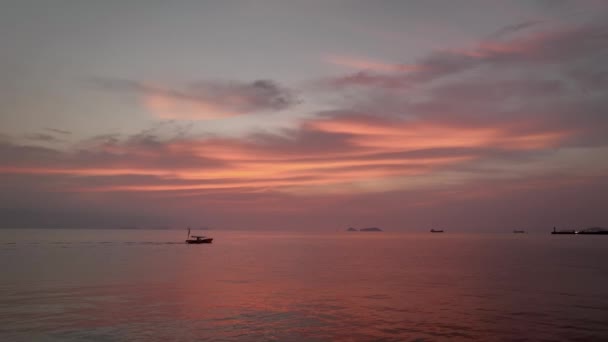 小さな漁船が穏やかな海で美しい日の出に向けて出航します 高品質4K映像 — ストック動画