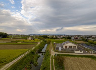 Çiftlik alanında inşa edilen toprak yollarla kaplı dar bir nehir. Yüksek kalite fotoğraf