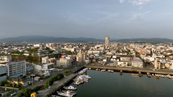 ウォーターフロントの近くに日本の城や市内中心部の空中ビュー 高品質4K映像 — ストック動画