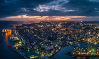 Geceleri rıhtımdaki küçük liman manzarası. Yüksek kalite fotoğraf
