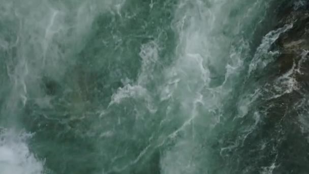 Corrente Poderosa Cria Água Branca Rio Que Flui Rápido Imagens — Vídeo de Stock