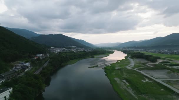 Flyover Ποτάμι Μέσα Από Βουνά Και Αγροτικό Τοπίο Σούρουπο Υψηλής — Αρχείο Βίντεο