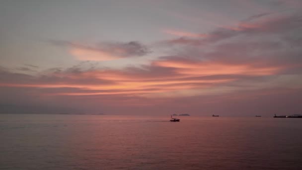 Laag Vliegend Langs Kleine Vissersboot Bij Zonsopgang Kalme Oceaan Hoge — Stockvideo