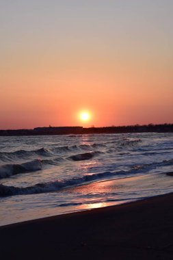 Gün batımı deniz manzarası. Sıcak Mart günü, sakin deniz..