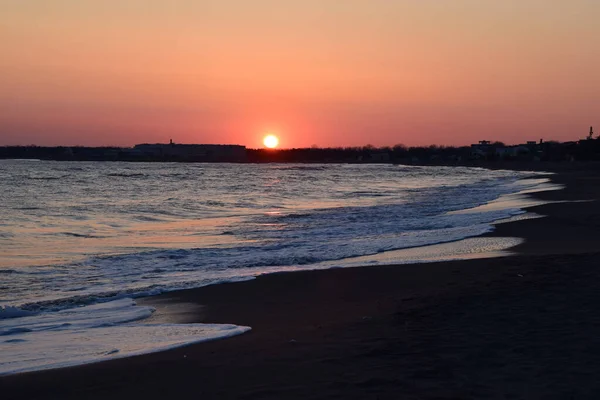 Zonsondergang zeelandschap. Warme maart dag, kalme zee. — Stockfoto