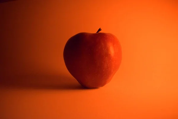 ESTO ES UNA APLICACIÓN ROJA EN UN PLAZO CON LUZ CALIENTE —  Fotos de Stock