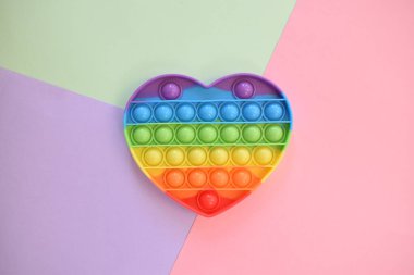 Popo kabarcığı duyusal oyuncak stresi it. Üç renkli arkaplan.