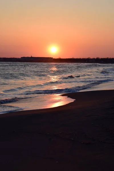 Pôr do sol paisagem do mar. Quente dia de março, mar calmo. — Fotografia de Stock