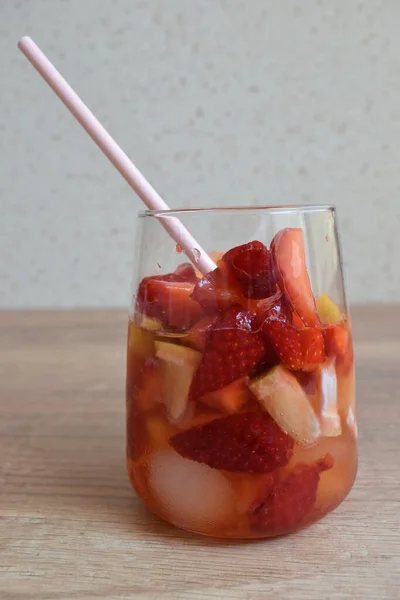 Koude limonade met aardbeien en citroen. — Stockfoto