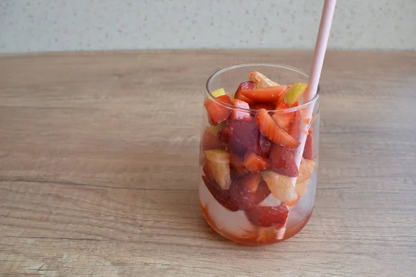 Cold lemonade with strawberries and lemon. — Foto de Stock