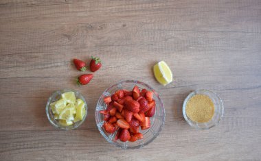 Bir kase çilek, limon ve esmer şeker.. 