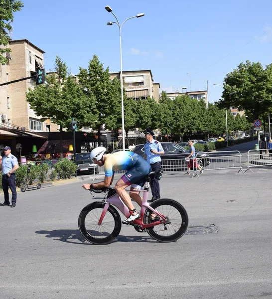阿拉斯加提拉内 2022年5月29日 骑车人在城市道路上疾驰 Tiranathlone竞赛 — 图库照片
