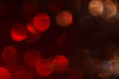 Bokeh kırmızı ışığın etkisi altında. Odaklanmamış bulanık arka gruplama.
